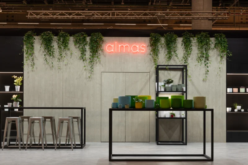 Messestand von Almas mit Pflanzen und Leuchtschrift – Messefotografie